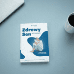 Book beside the cup of coffee_Zdrowy Sen w 9 krokach okładka