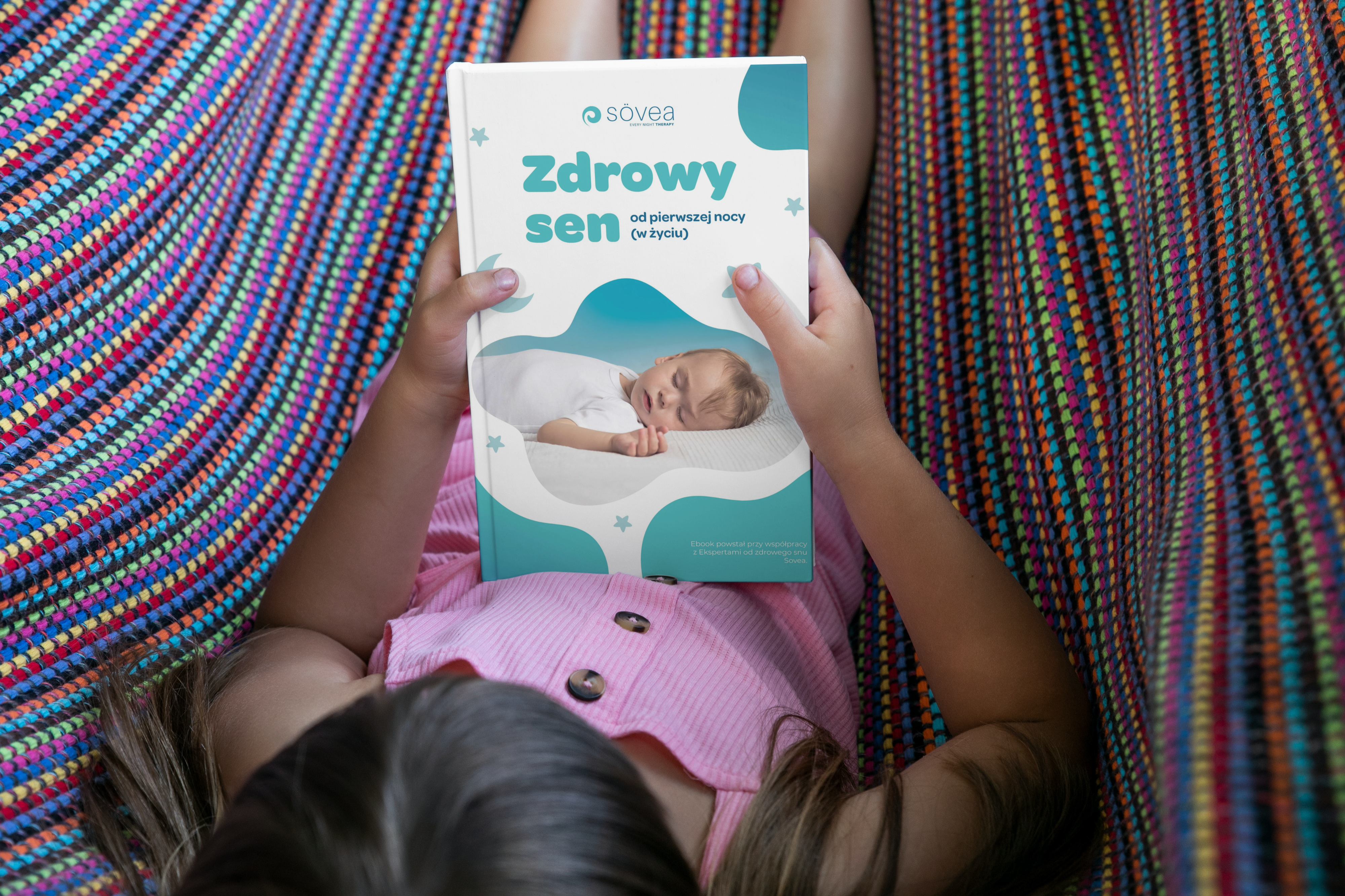 Portrait hardcover book 5,5×8,5 in the hands of a little girl outside_okładka_sovea_icebreaker_zdrowy_sen_od_pierwszej_nocy